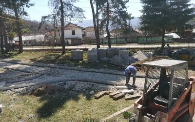 Се уредува дворното место пред амбуланта во Велмеј
