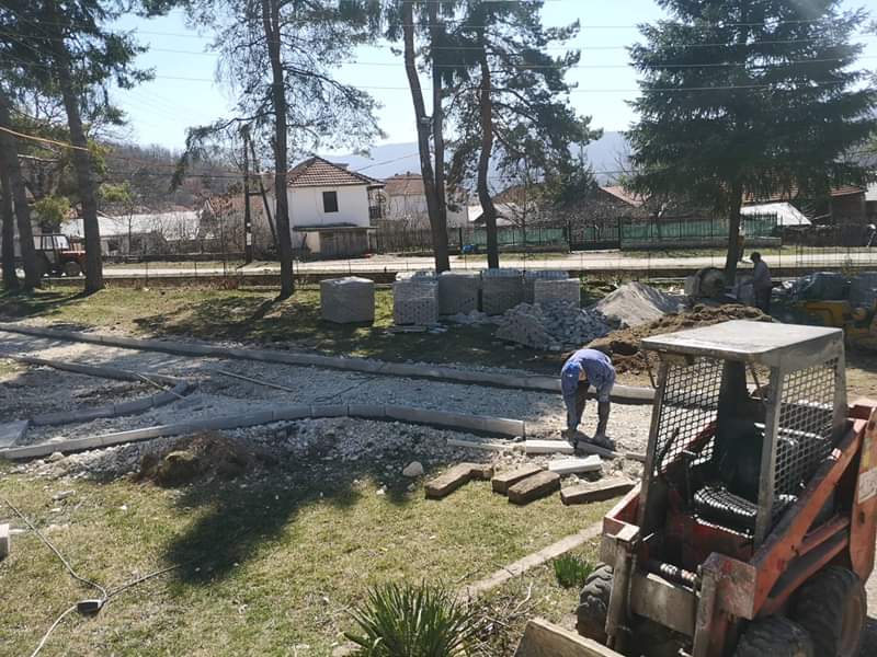 Се уредува дворното место пред амбуланта во Велмеј
