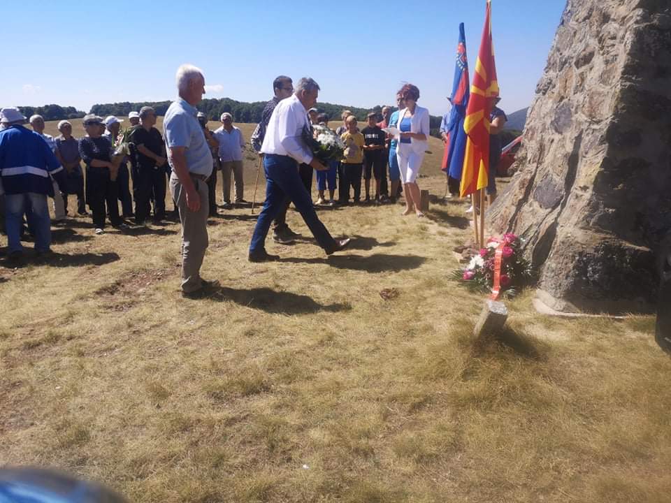 Делегација на општина Дебрца положи цвеќе на Славеј Планина, по повод денот на АРМ