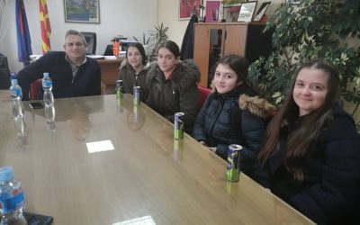 Градоначалникот Ногачески оствари средба со учениците од ОУ “Дебрца” кои учествуваа во Еразмус + програмата