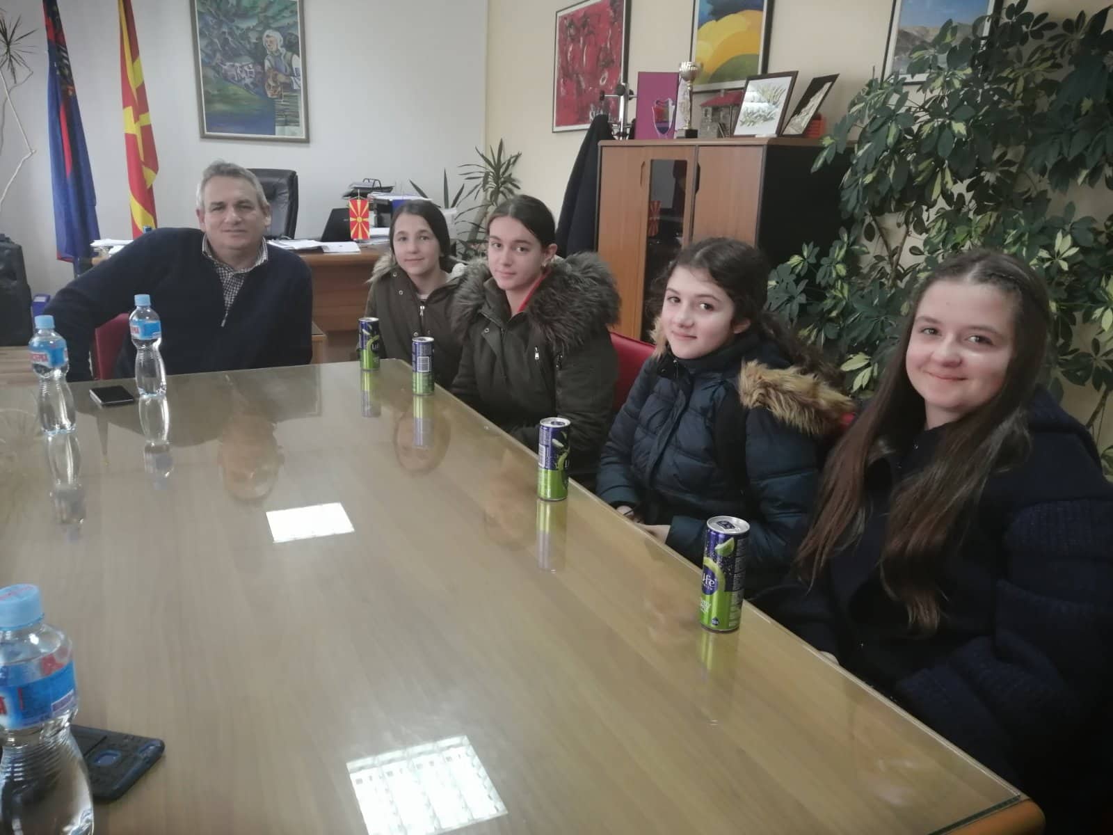 Градоначалникот Ногачески оствари средба со учениците од ОУ “Дебрца” кои учествуваа во Еразмус + програмата