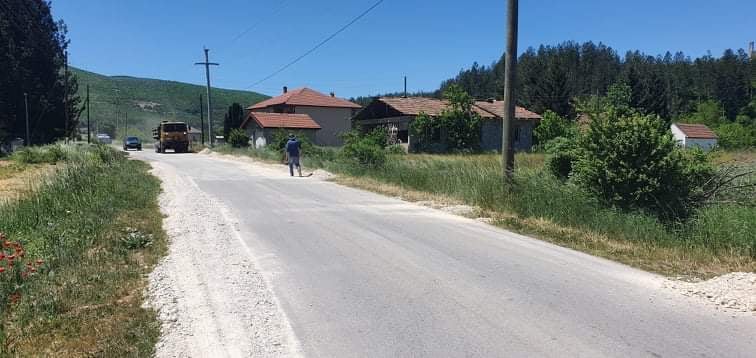 Се врши изведба на банкините на Регионалниот пат Р29273 Ботун-Брежани-Железнец,