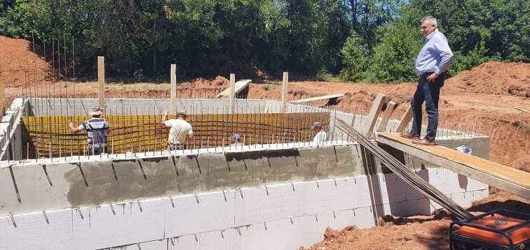 Градоначалникот Ногачески во посета на градилиштето во село Издеглавје,каде се гради резервоар за водоснабдување на селата Издеглавје и Слатински Чифлик