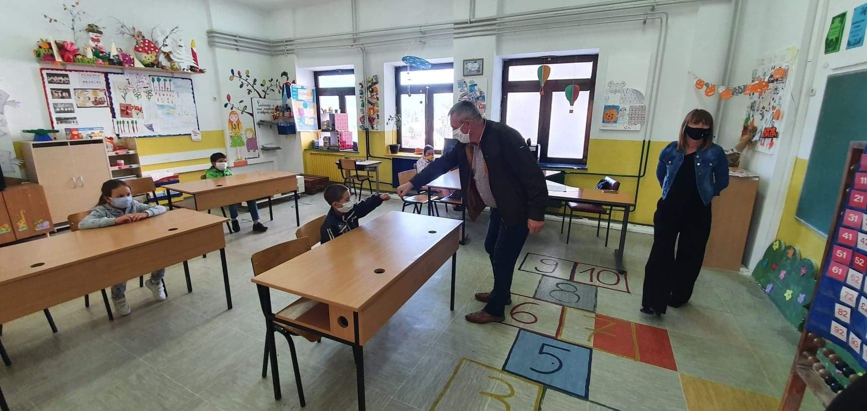 Денес во ООУ “Дебрца” започна новата учебна година.