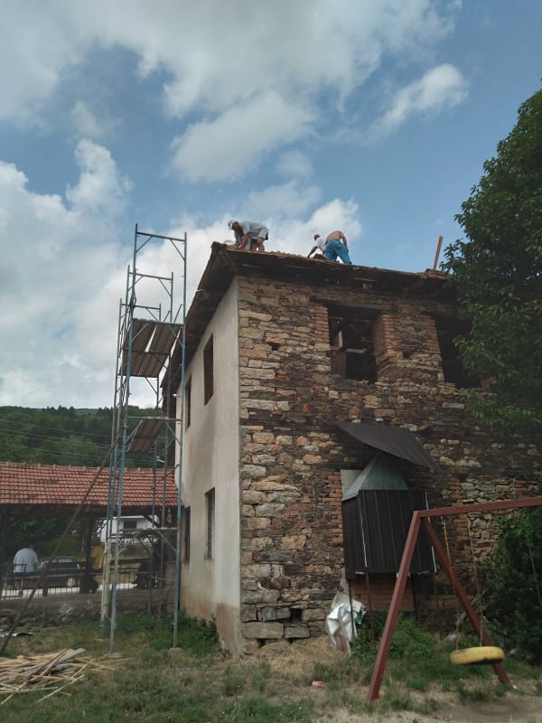 Во село Лактиње започна реконструкцијата на кровот од селскиот дом.