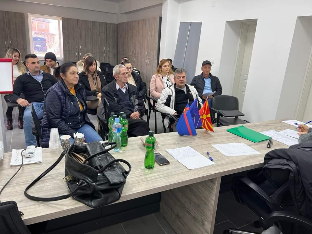 Денес се одржа јавна расправа за проектот “Модернизација на јавното осветлување/ замена на постојните улични светилки со нови лед светилки во населените места во општина Дебрца”