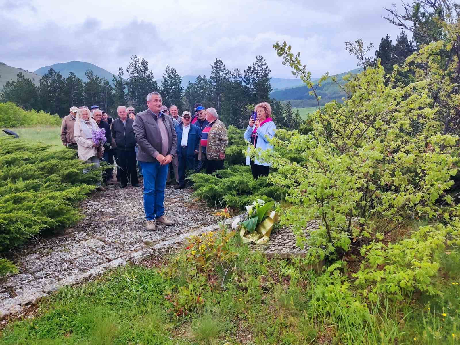 Положено  свежо цвеќе на Споменикот на револуцијата, победата и слободата „Кременатец“,Белчишта