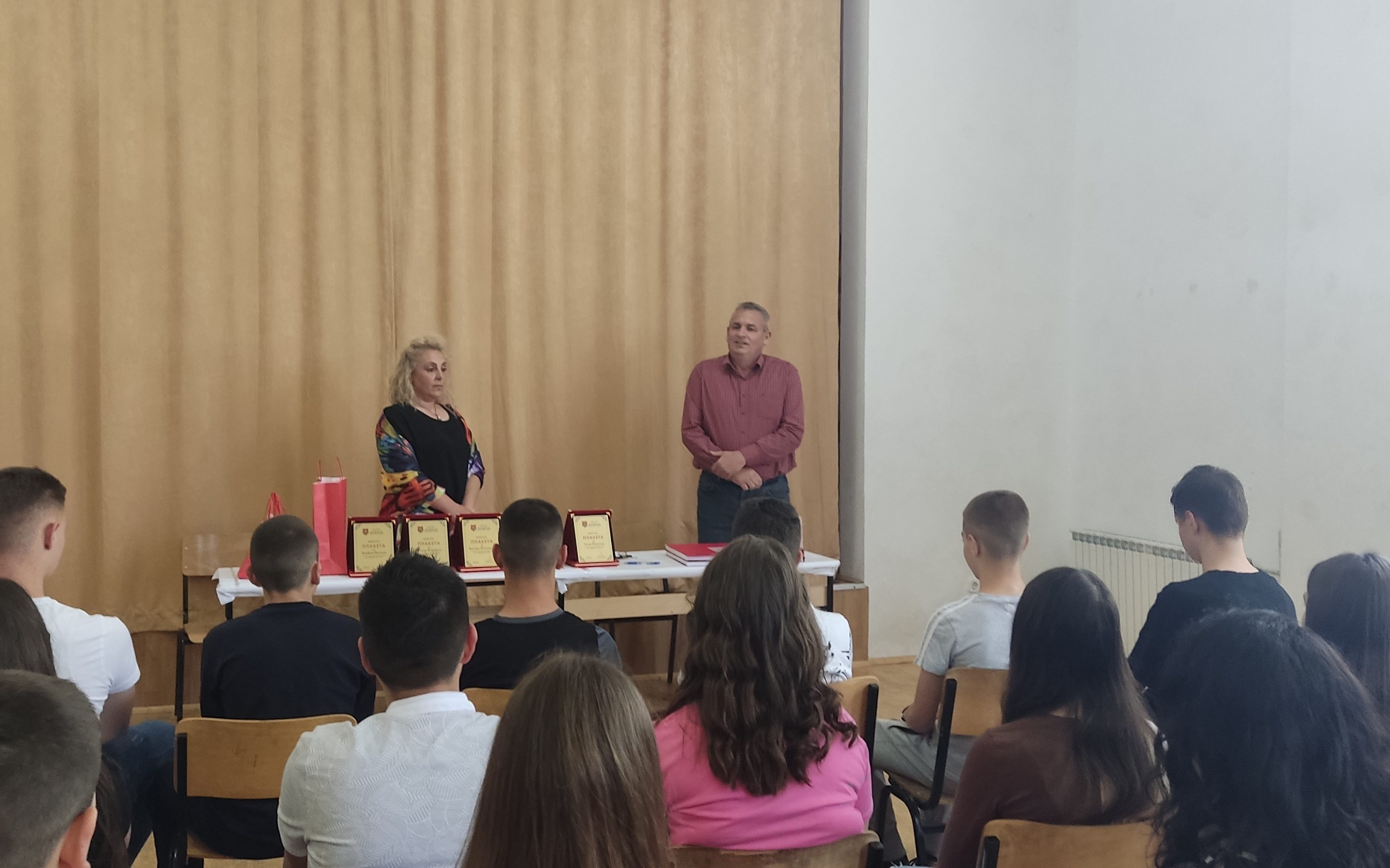 Свечено доделени свидетелствата на учениците од IX одделение за завршено основно образование во ООУ,,Дебрца”