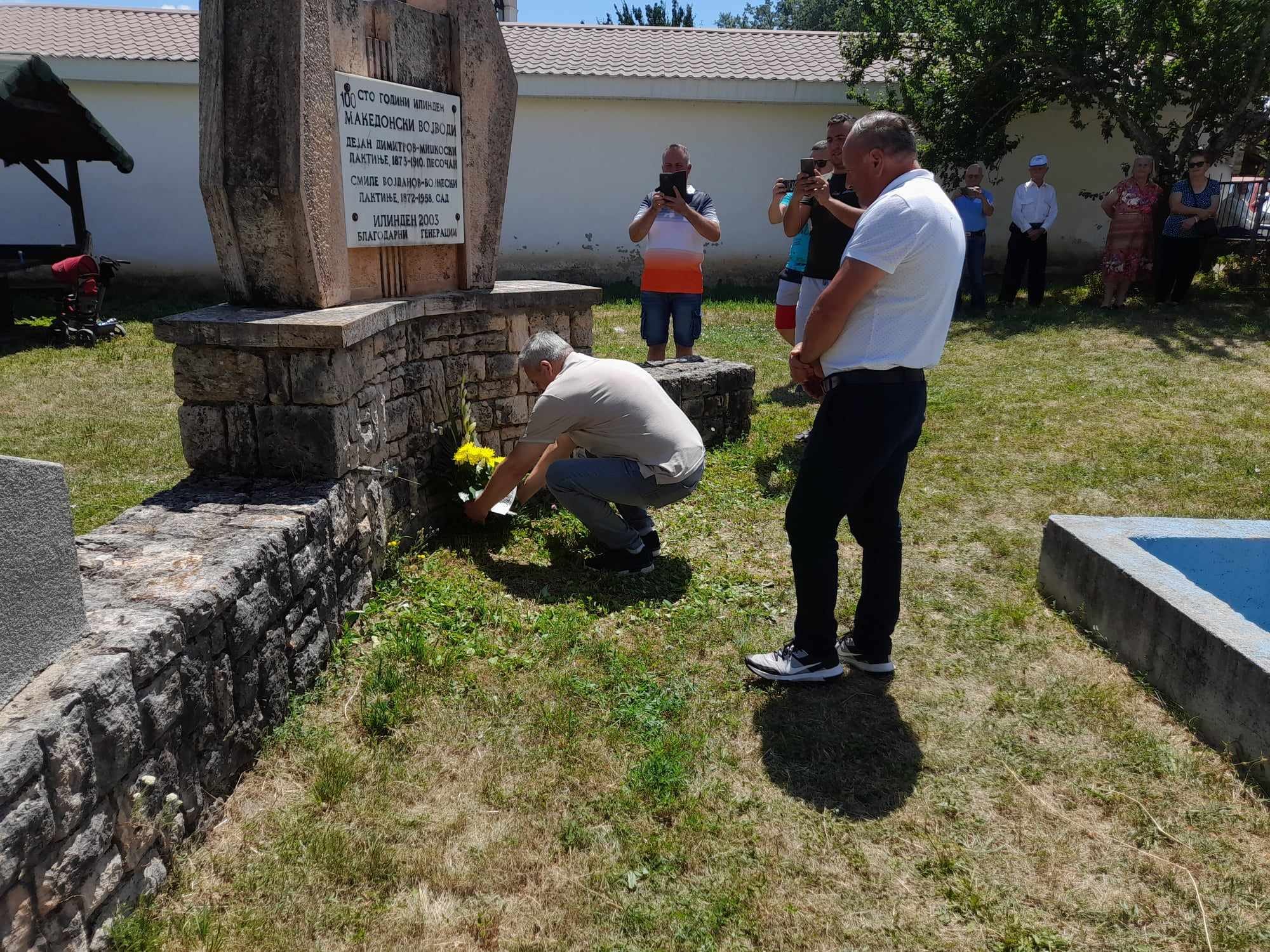 Положено цвеќе  пред Спомен обележјата од Илинденското востание и  НОБ во село Лактиње